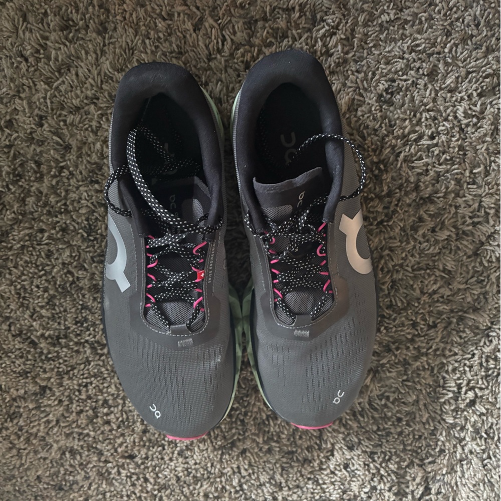 On Running Women's Sneakers in Gray and Green - Picture 4 of 8